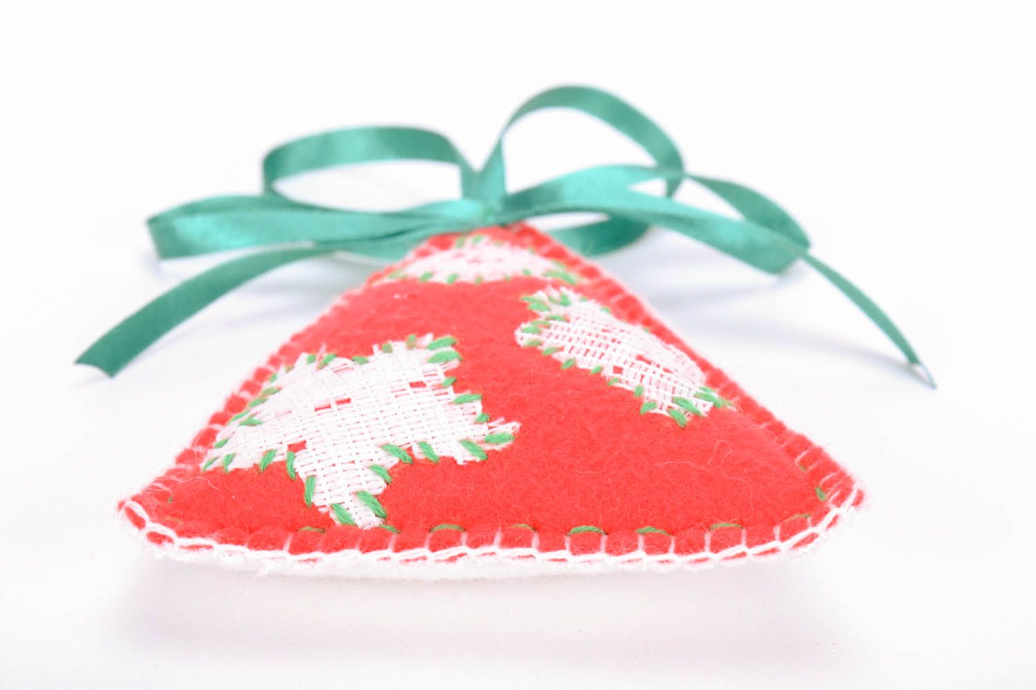 Brinquedo de Natal artesanal costurado de fleece edecorado com rendas artesanais foto 4