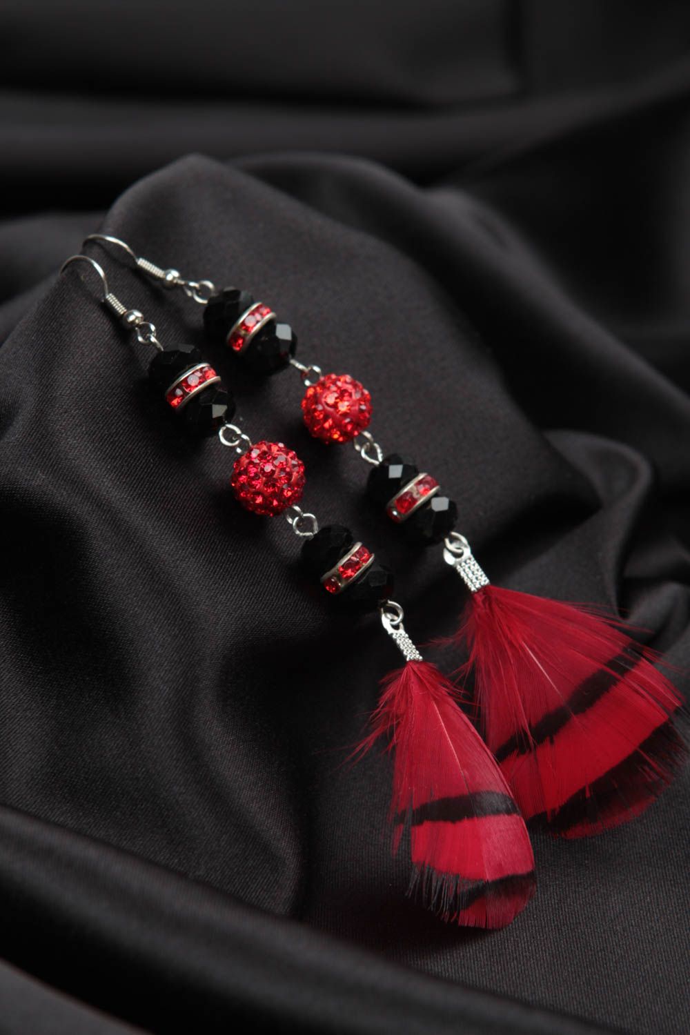 Серьги ручной работы модные серьги оригинальные серьги с перьями черно красные фото 1