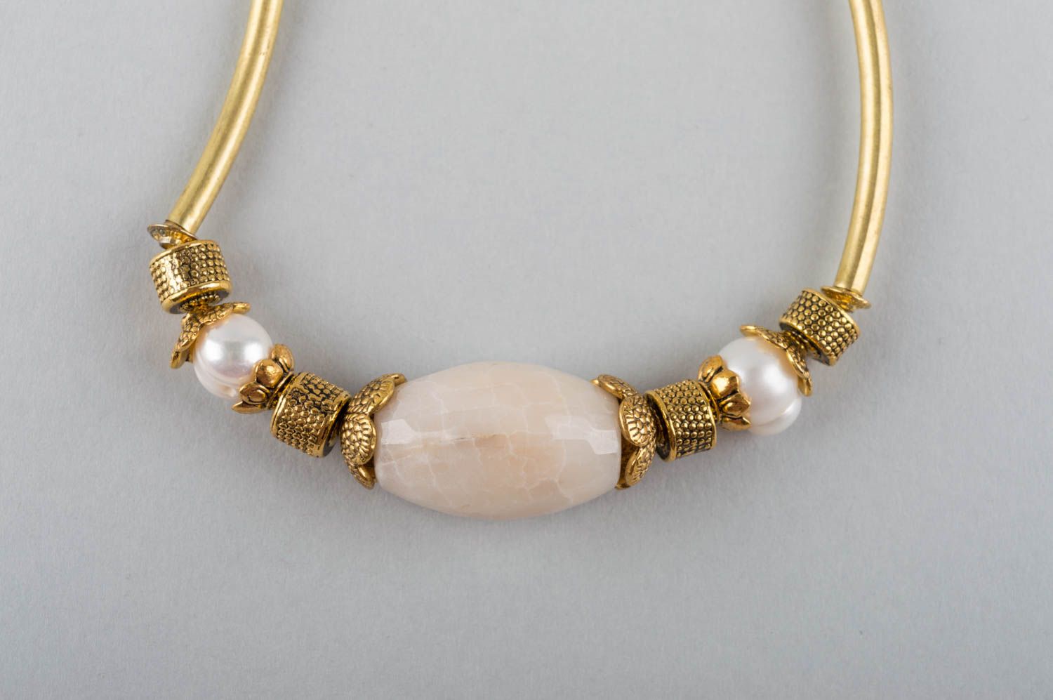 Collar de piedras y perlas con base de latón hecho a mano original femenino foto 4