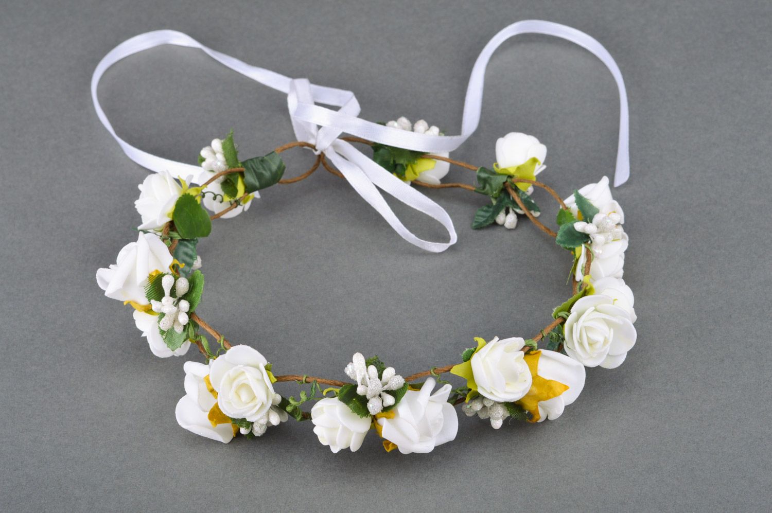 Diadema de flores hecha a mano rosas blancas originales para mujeres bonita foto 2