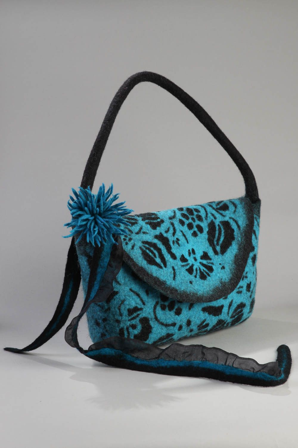 Sac en laine feutrée fait main bleu-noir avec fleur Accessoire pour femme photo 1