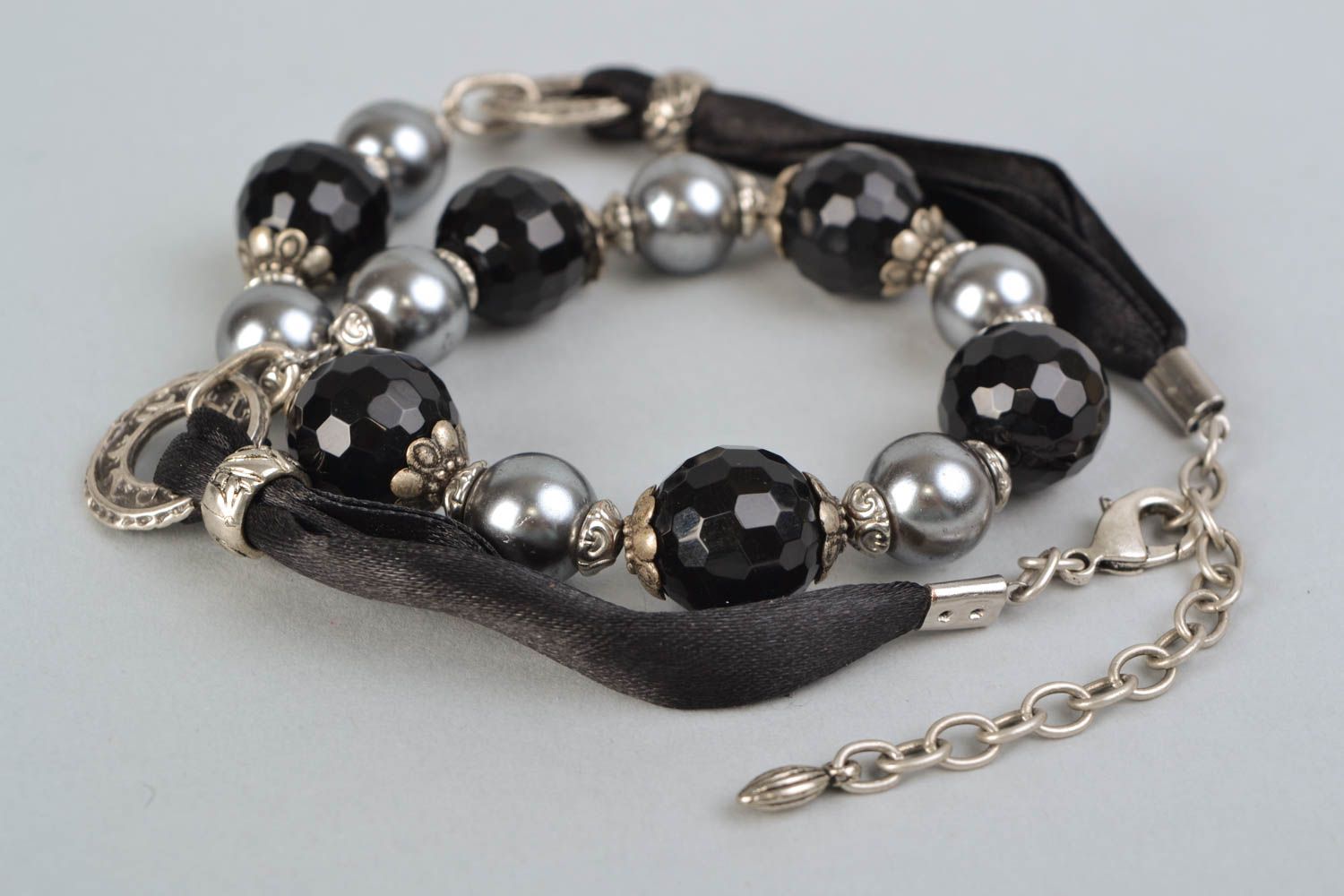 Collier en perles céramiques et ruban de satin fait main élégant design noir photo 1