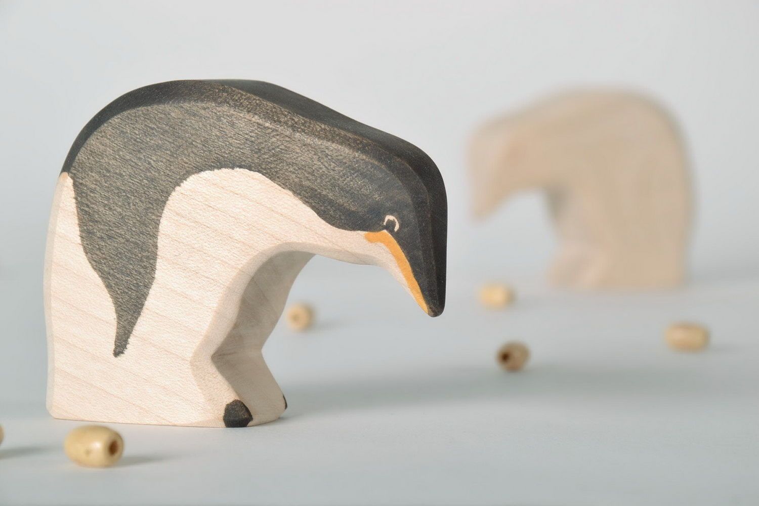 Figurilla de madera tallada a mano Pingüino foto 1