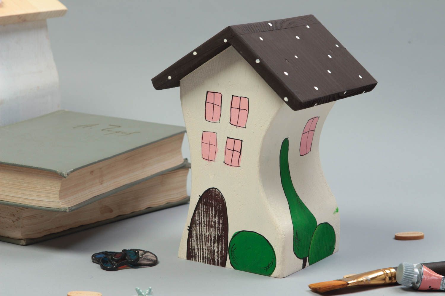 Фигурный домик для декора дома ручной работы расписанный красками из дерева фото 1
