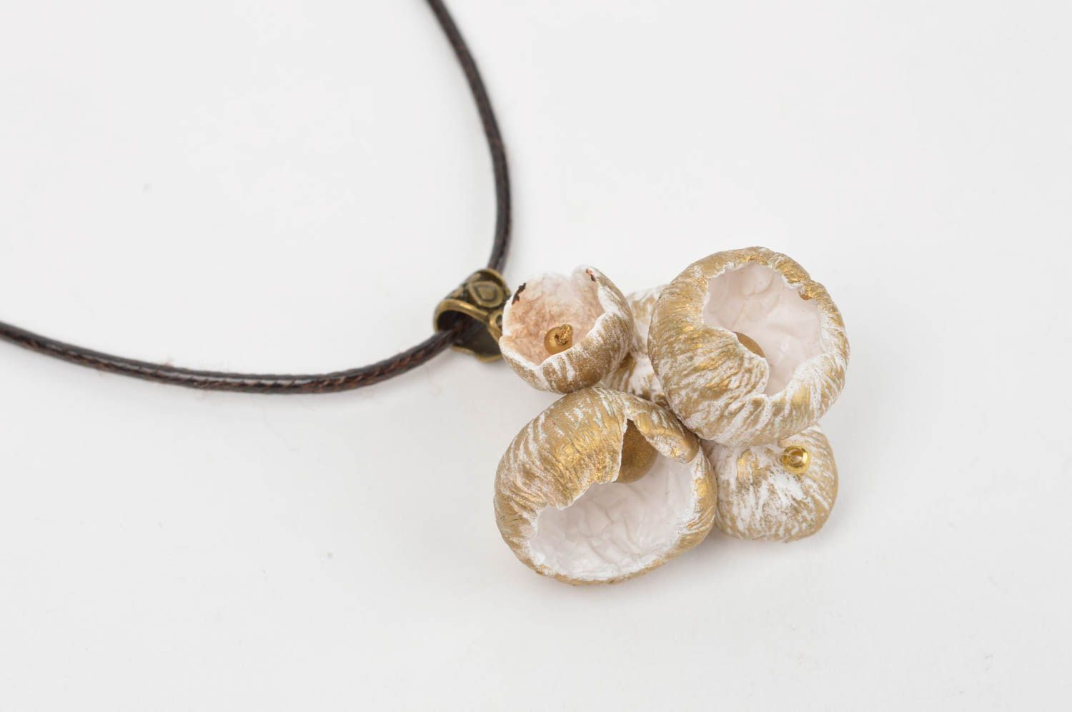 Pendentif fleurs en pâte polymère avec perles fantaisie fait main sur chaîne photo 2