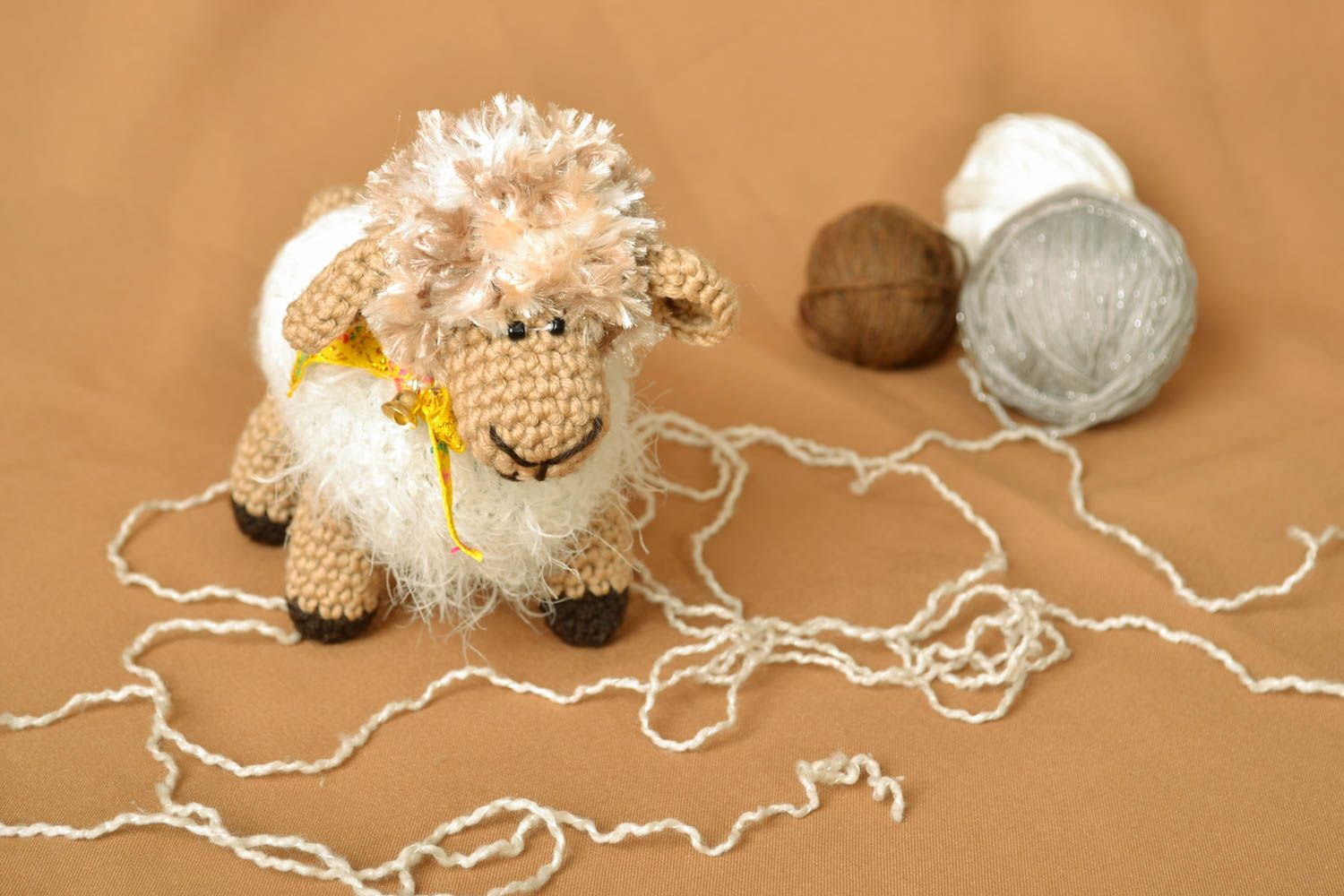 Doudou tricoté au crochet fait main original blanc beige Brebis duveteuse photo 1