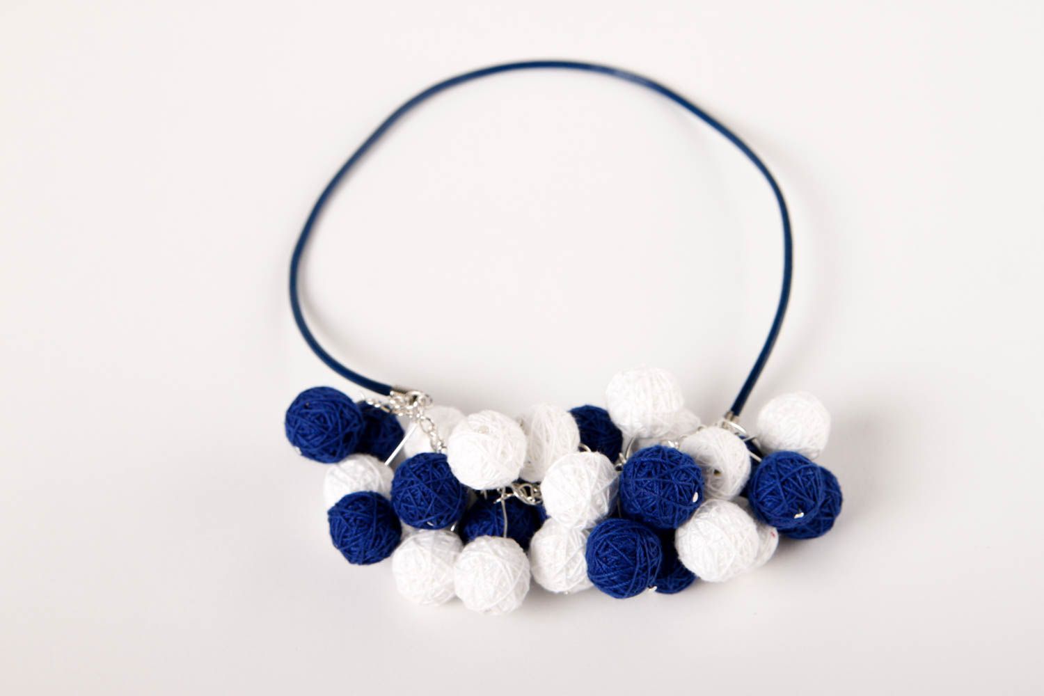 Collar de hilos azules hecho a mano regalo original para mujer bisuteria fina foto 2