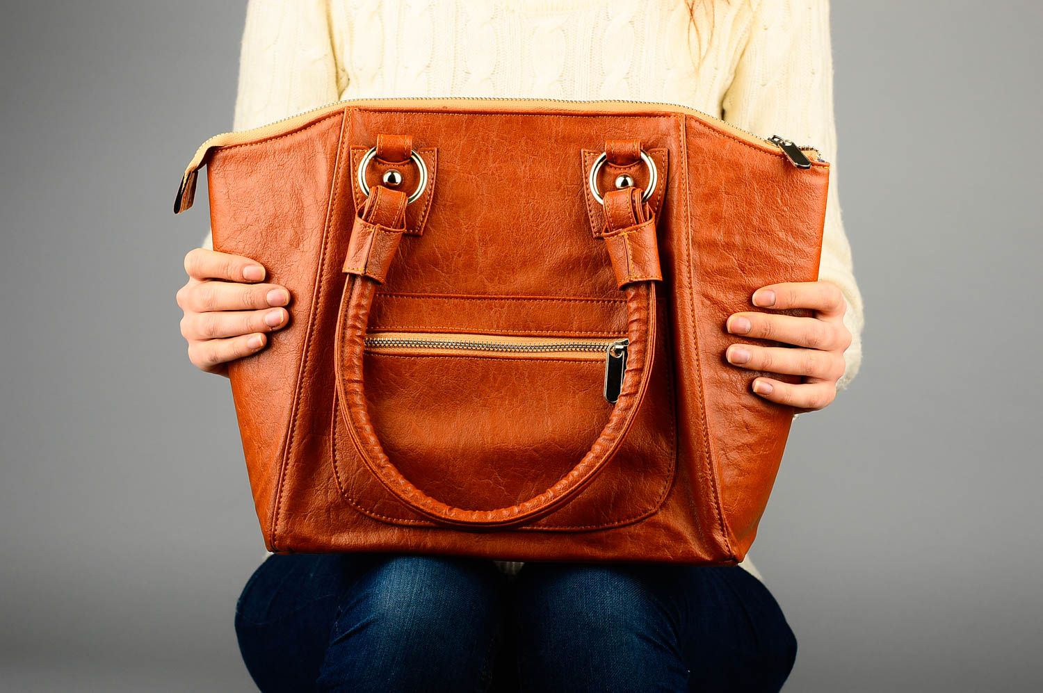 Сумка ручной работы сумка на плечо из кожзама женская сумка коричневая стильная фото 2