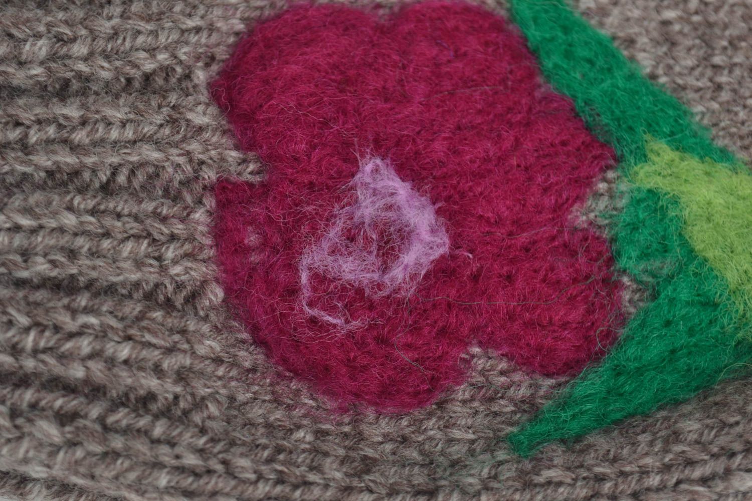 Chaussettes tricot faites main Vêtement femme grises avec fleurs Cadeau original photo 3