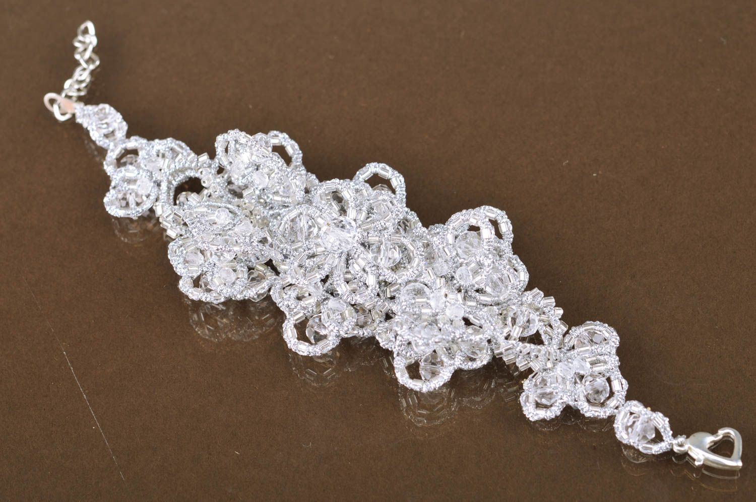 Künstlerisches geflochtenes Armband handmade in Ankas Technik mit Glaskugeln in Weiß foto 2