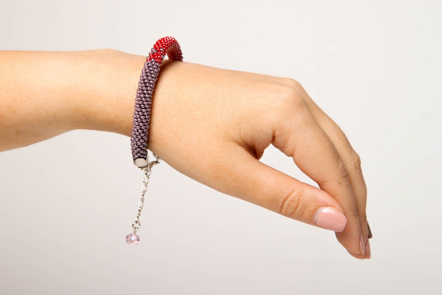 Grau rotes Glasperlen Armband handmade Designer Schmuck Frauen Accessoire eng foto 2