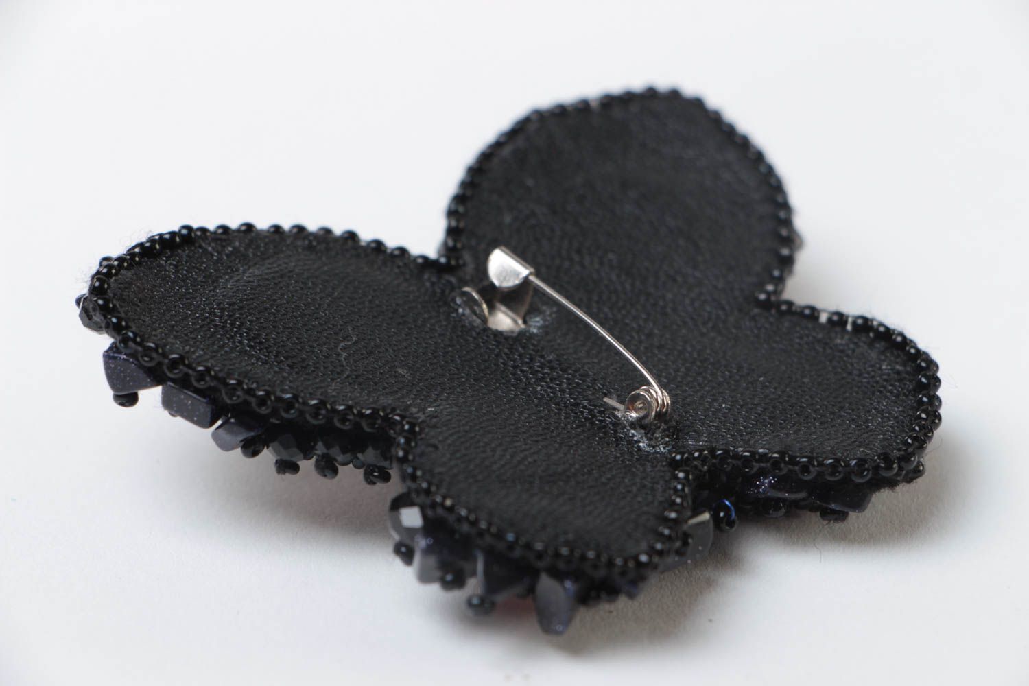 Черная брошь с вышивкой бисером и кристаллами ручной работы в виде бабочки фото 4