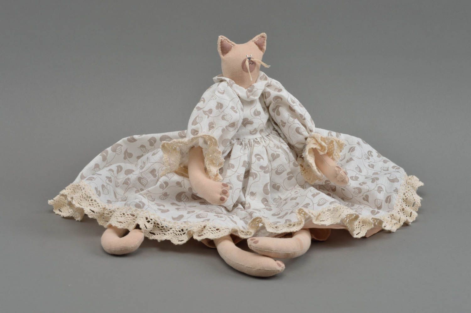 Textil Kuscheltier Katze weiß im hellen Kleid hoch schön handmade für Dekor foto 4