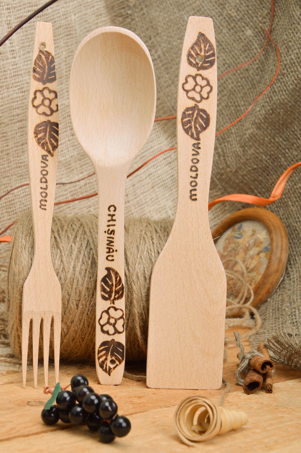 Conjunto de utensilios de cocina espátula tenedor y cuchara artesanales con pirograbado  foto 1