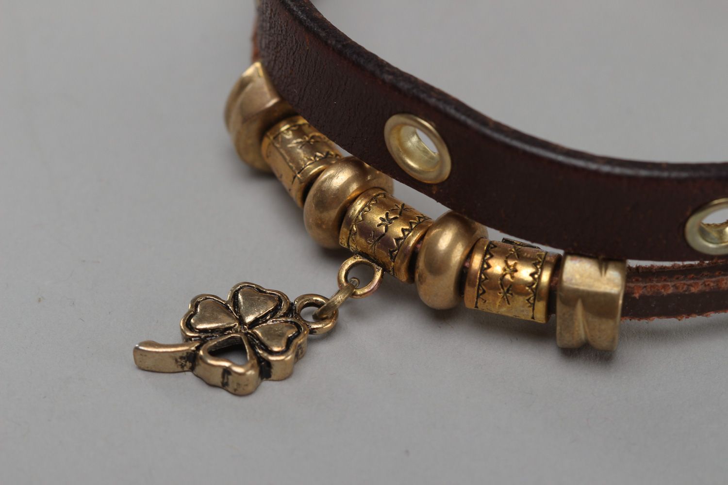 Bracelet en cuir naturel fait main original brun avec pendentif en métal Trèfle photo 3