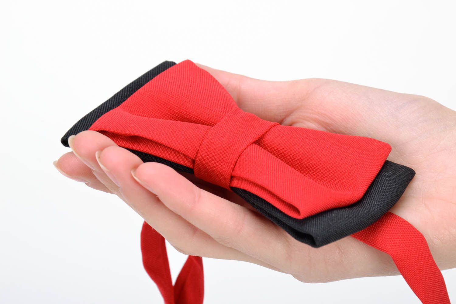 Gravata-borboleta de tecido feita à mão em cor de preto-vermelho foto 4