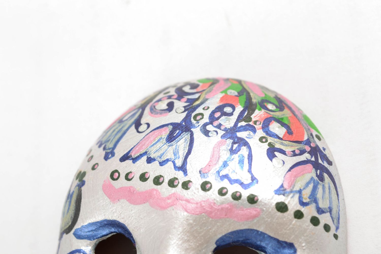 Сувенирная маска с разноцветными узорами глиняная  фото 4