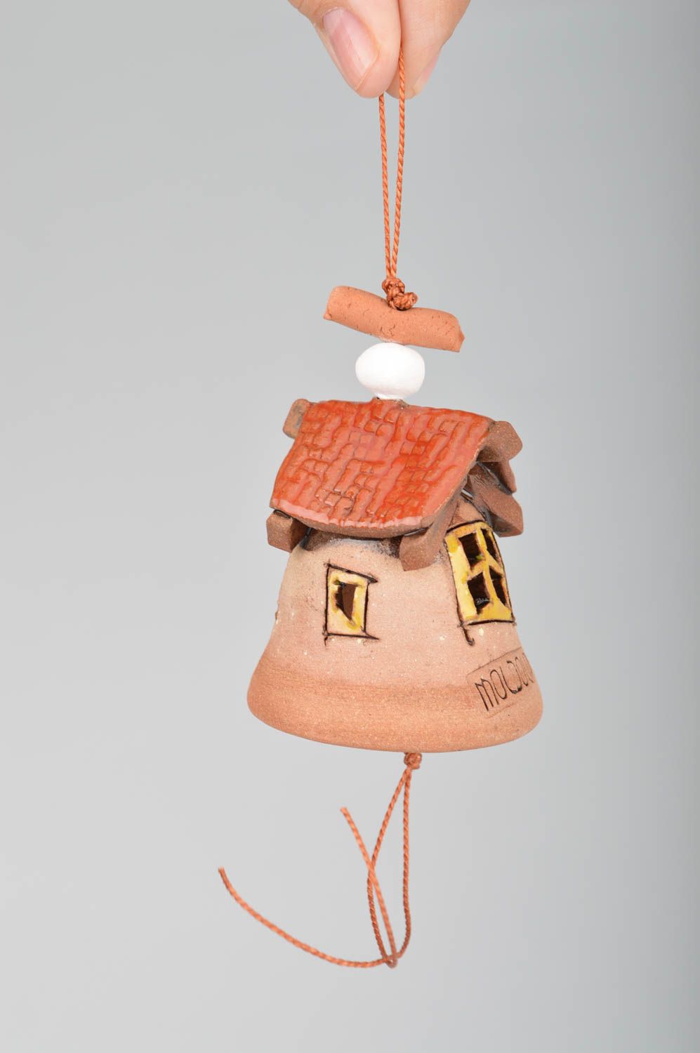Handmade dekoratives Glöckchen aus Ton mit Glasur bemalt Haus mit rotem Dach foto 3