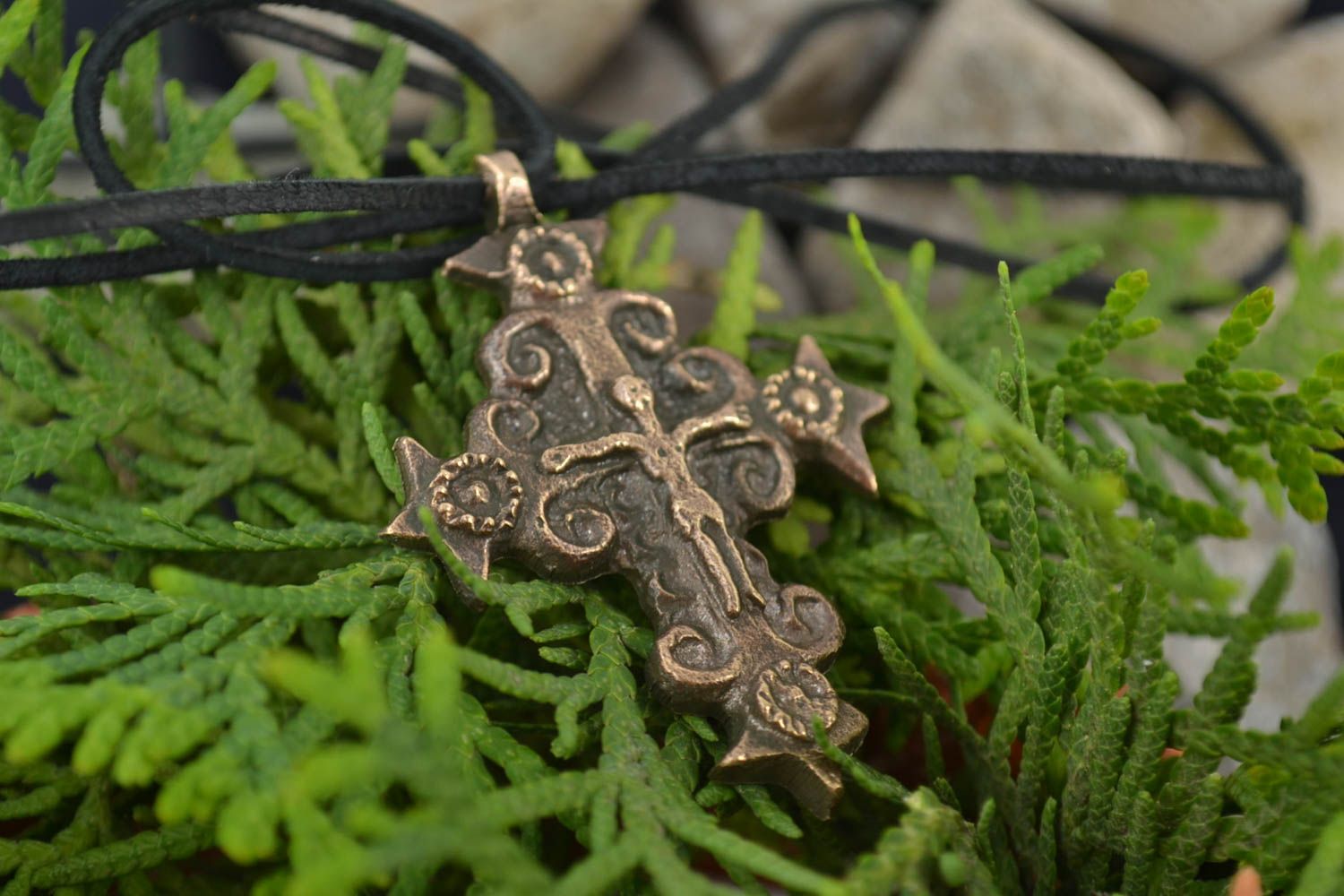 Cruz de bronce artesanal para el cuello con cordón largo  foto 1