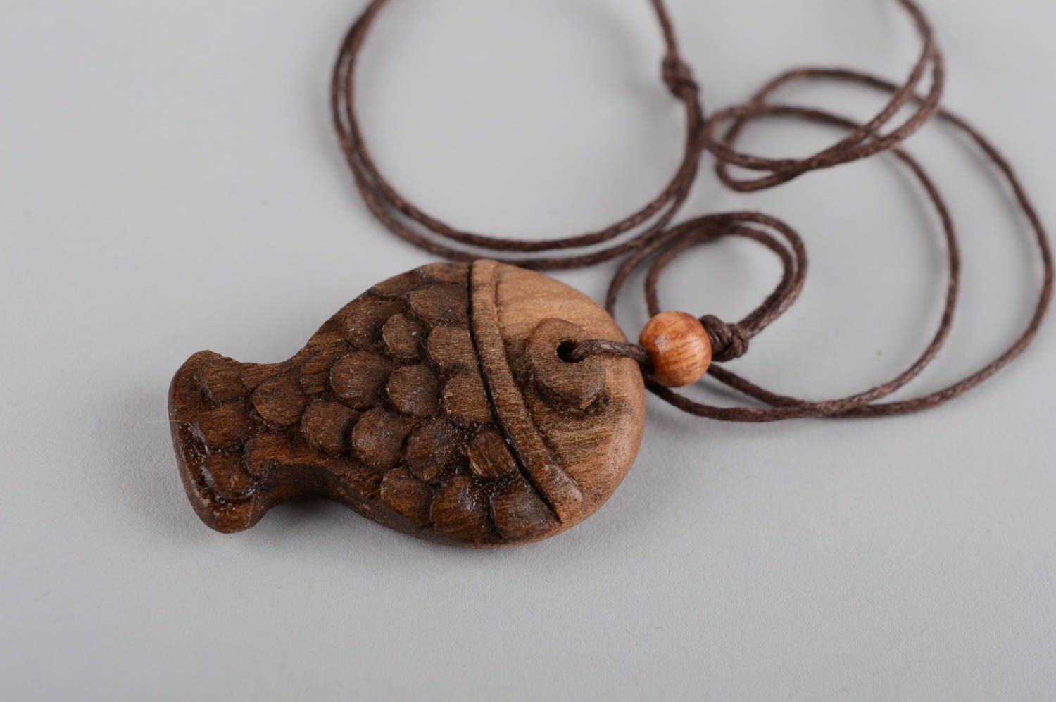Кулон ручной работы аксессуар из дерева украшение на шею в виде маленькой рыбки фото 9