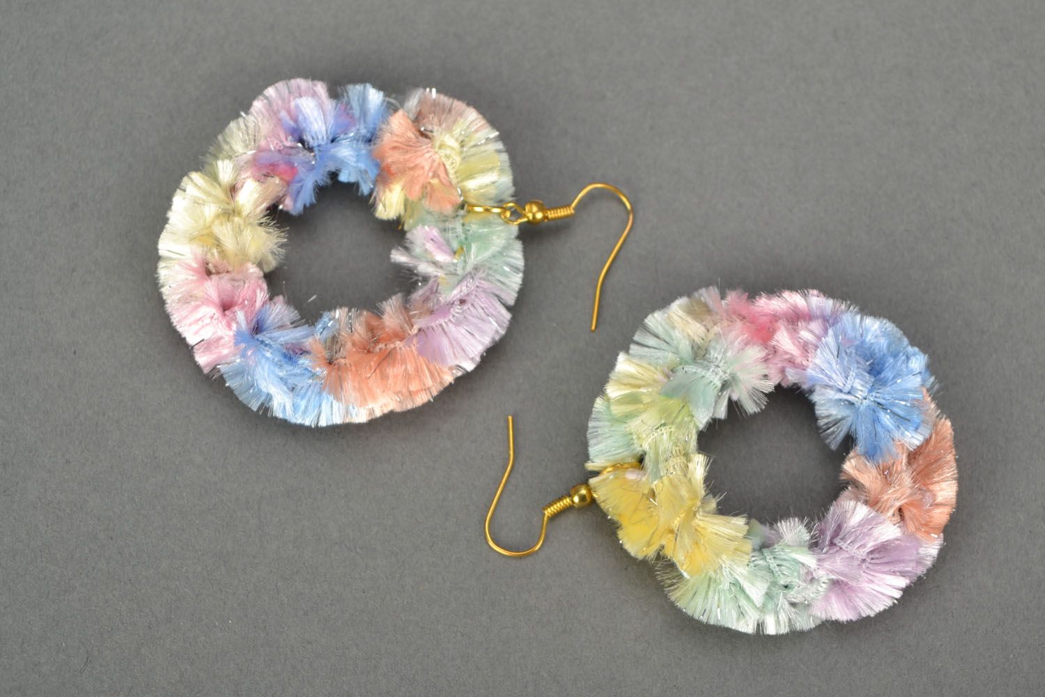 Boucles d'oreilles anneaux tricotées au crochet  photo 3