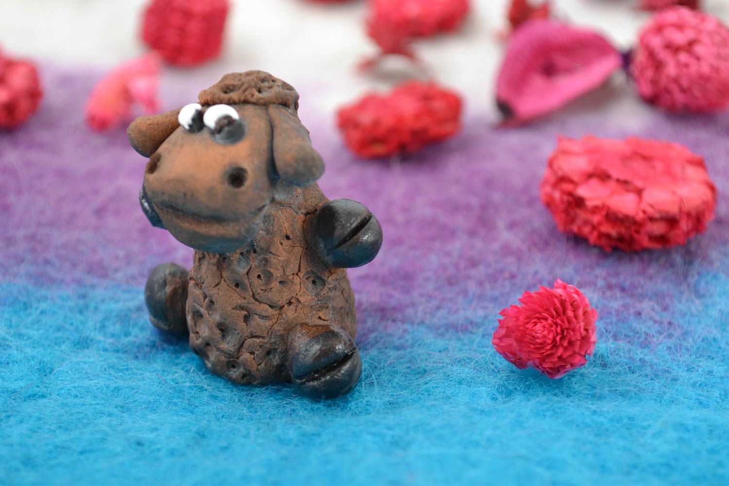 Фигурка из глины барашек маленькая коричневая ручной работы на подарок  фото 1