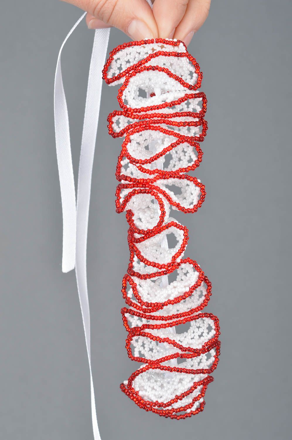 Кружевной браслет из бисера в технике огалала белый с красной каемкой с лентами фото 3