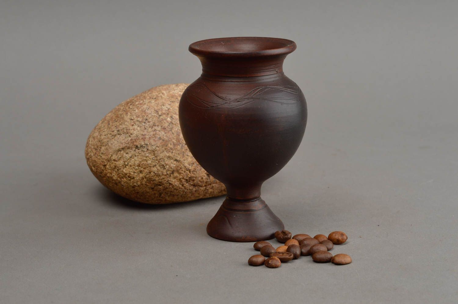 Vase miniature en céramique marron foncé décor d'intérieur original fait main photo 1