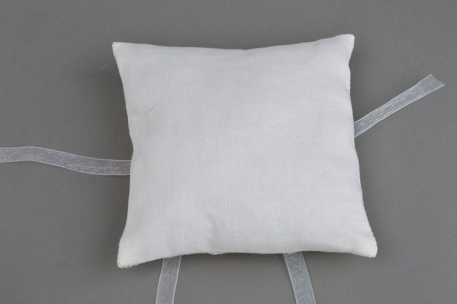 Авторская свадебная подушечка для колец ручной работы из льна с ленточками фото 3