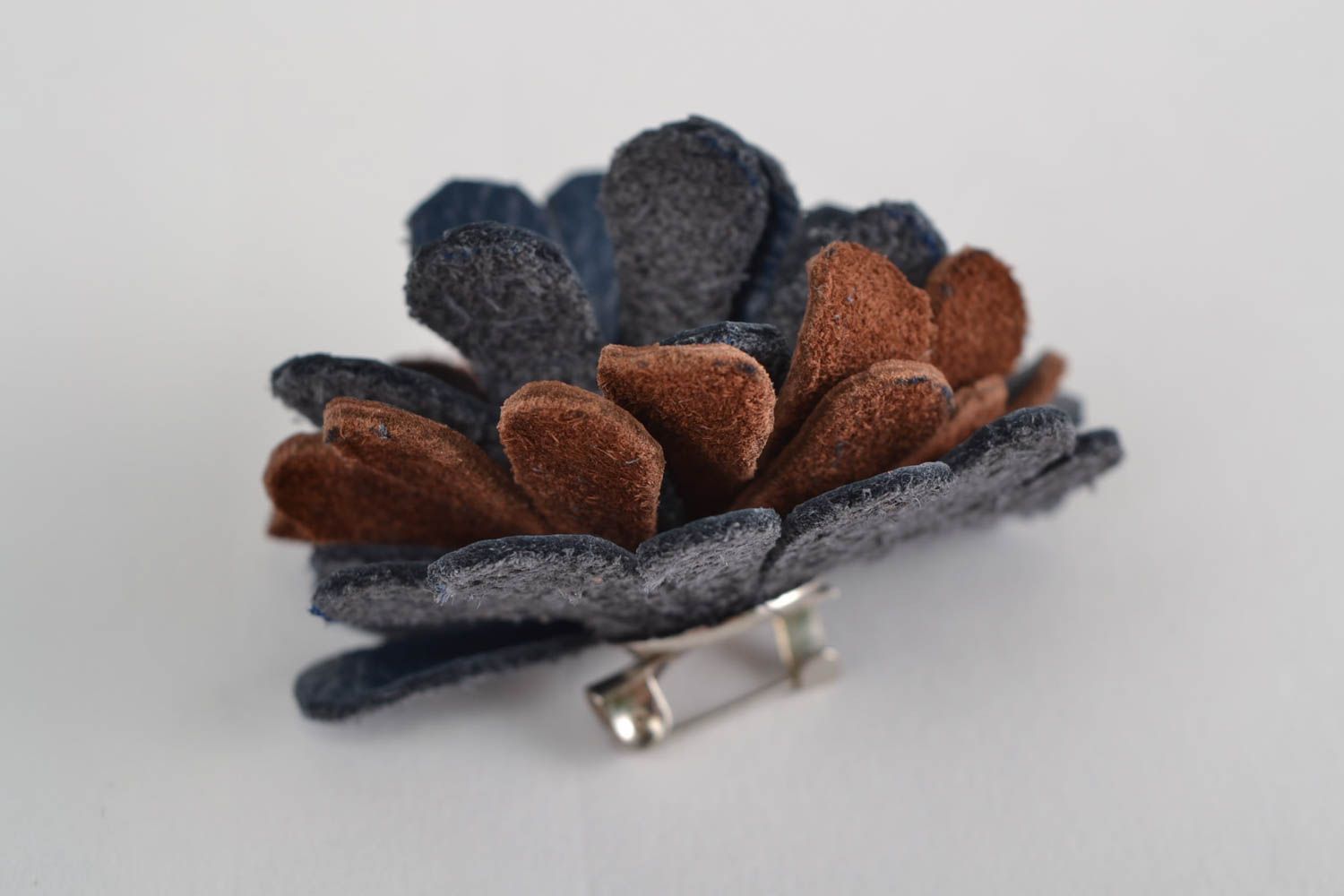 Broche en cuir naturel fleur bleu-marron faite main originale petite design photo 4