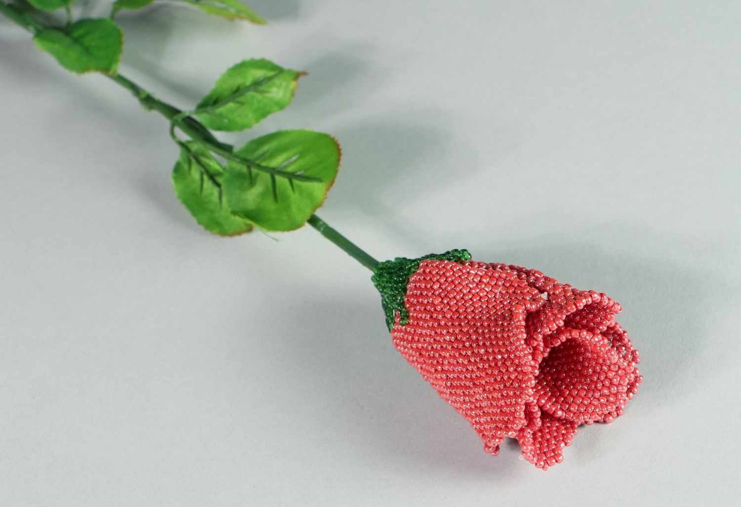 Rose artificielle en perles de rocailles faite main photo 3