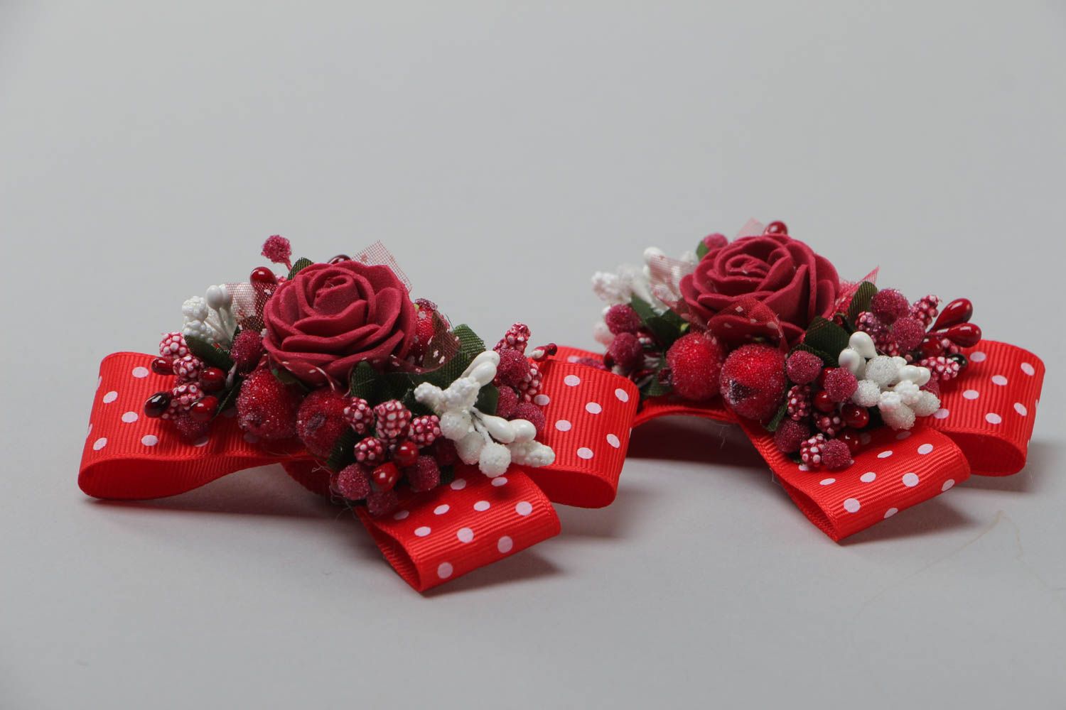 Set of 2 handmade hair bands with small rep ribbon bows and flowers of red color photo 3