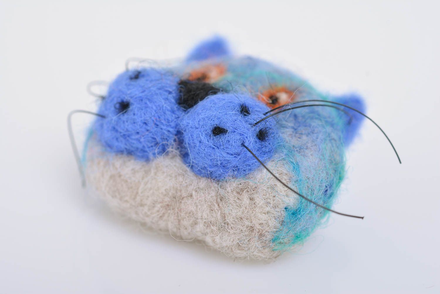 Kleine blaue originelle Filz Brosche aus Wolle in Form von Katze Handarbeit foto 3