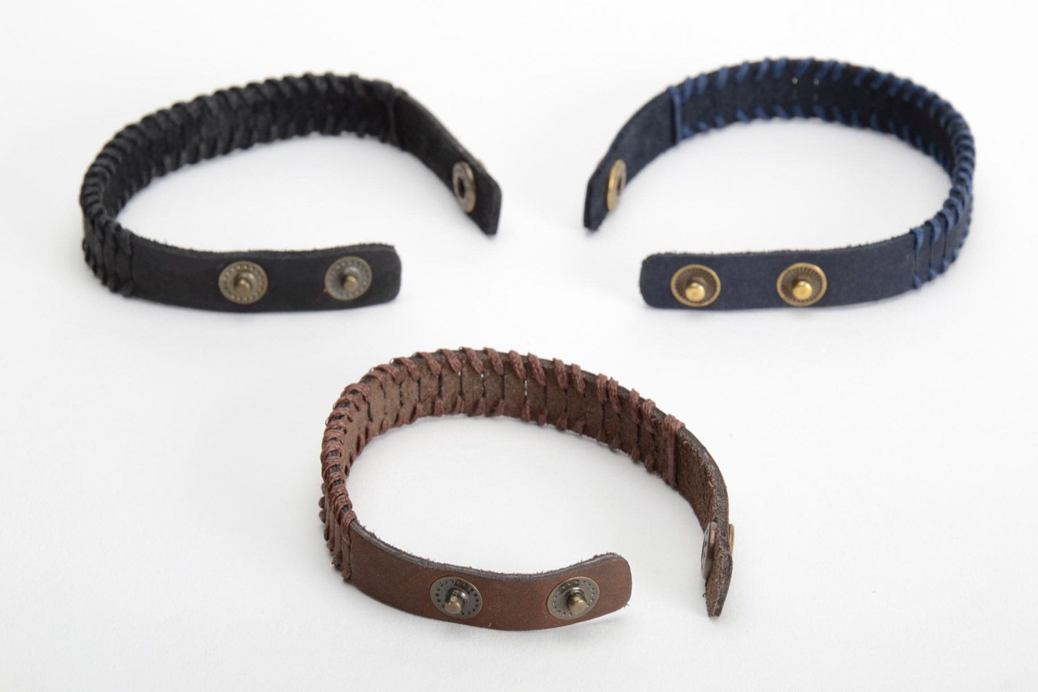 Trois bracelets en vrai cuir originaux noir bleu et brun unisexe faits main photo 3