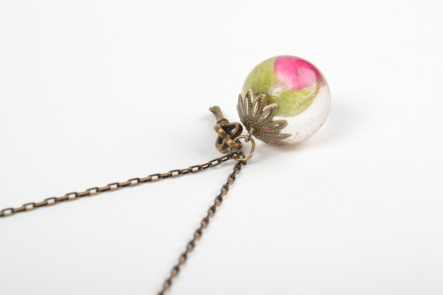 Colgante en cadena con flor natural en resina epoxi rosa y llave hecho a mano foto 4