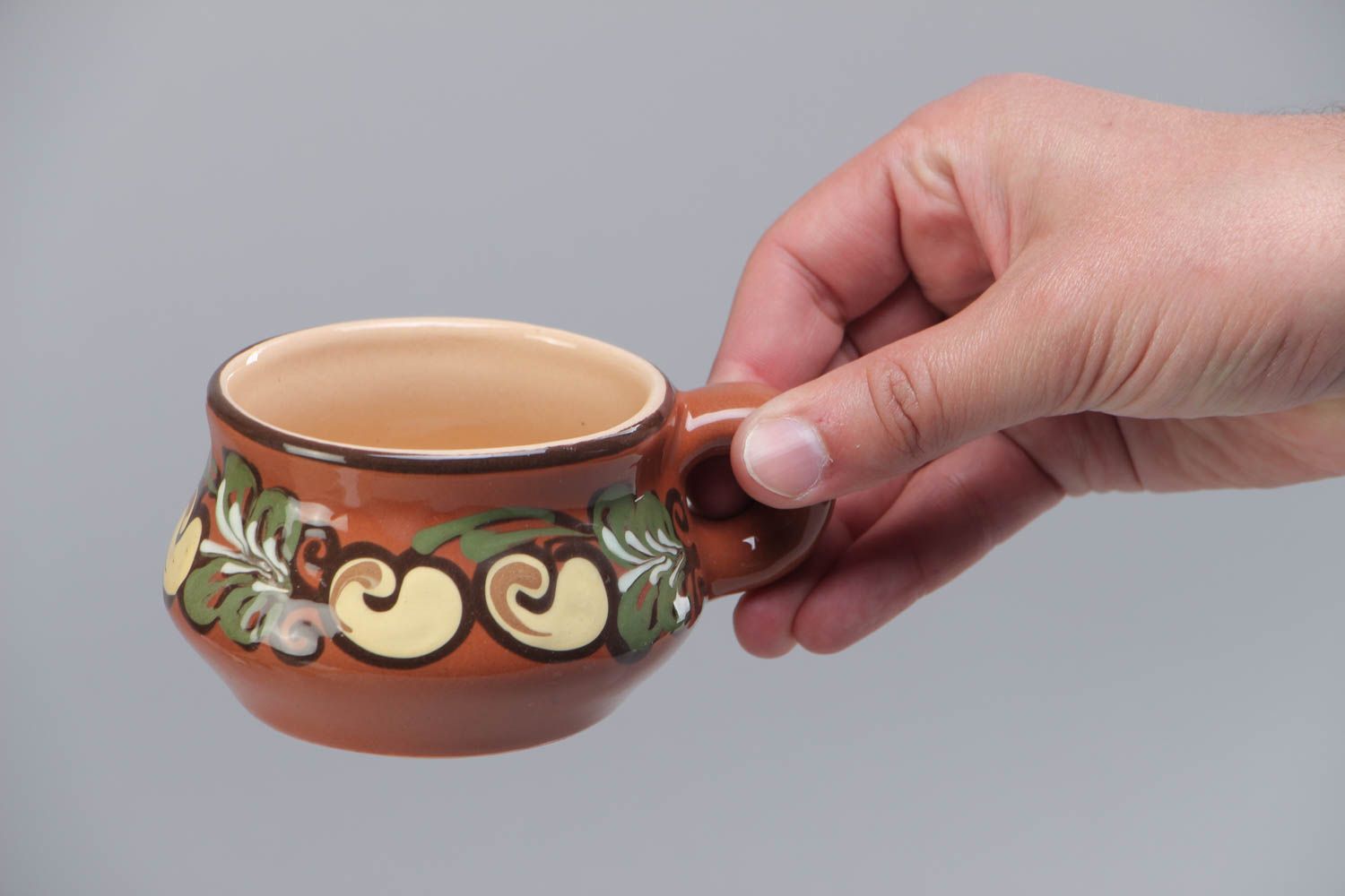 Bemalte schöne glänzende handgemachte Ton Tasse mit Ornament und Glasur 80 ml foto 5