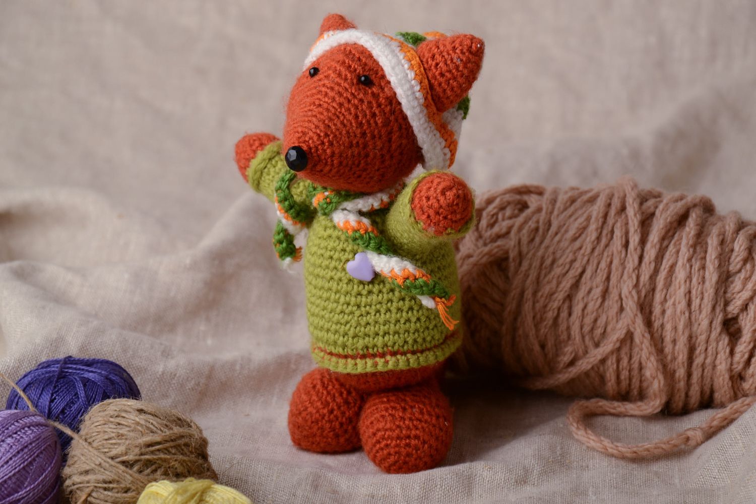 Doudou tricoté au crochet renard en pull vert fait main de matériaux naturels photo 1