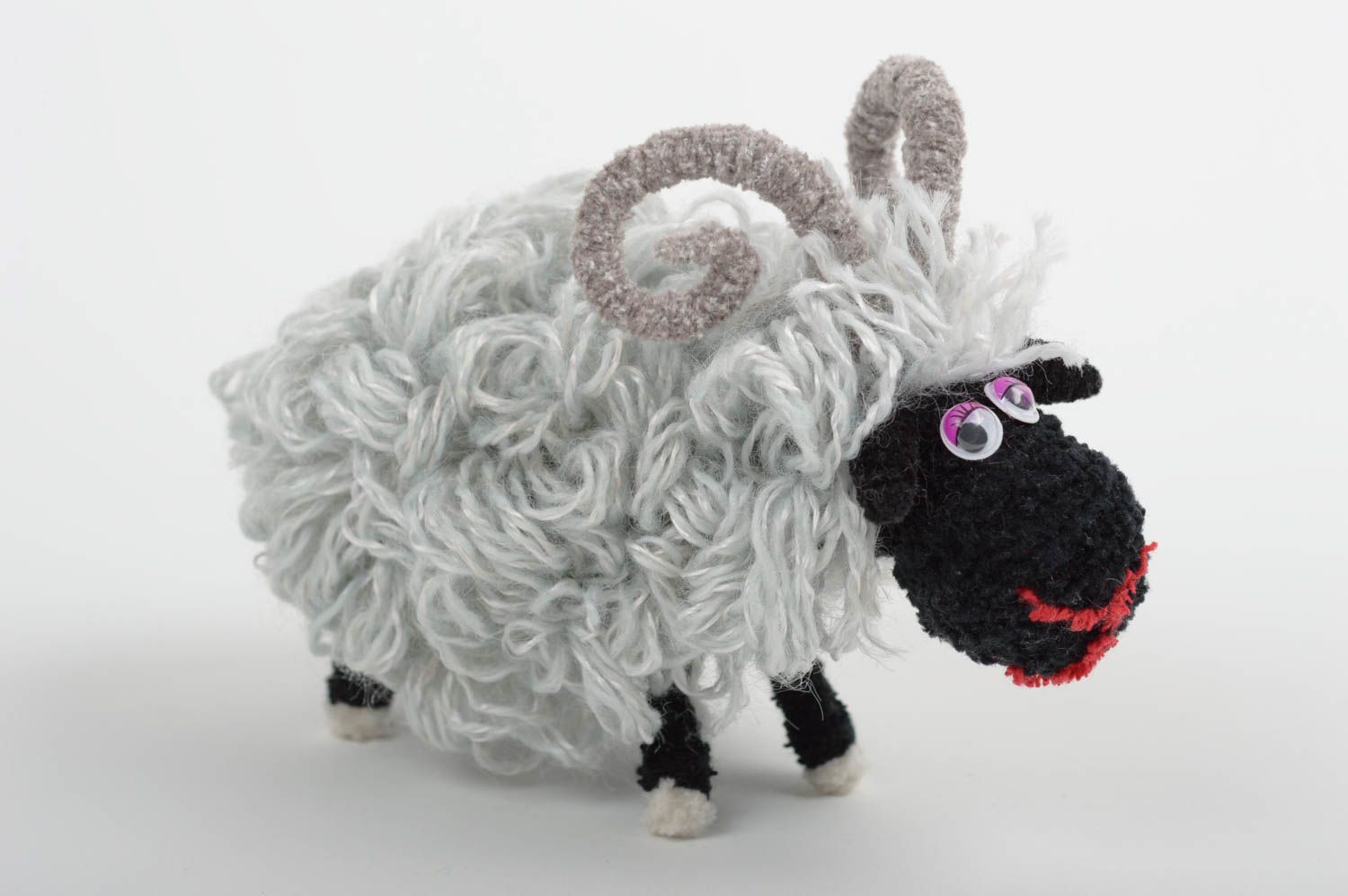 Doudou mouton Peluche faite main en fils synthétiques Cadeau pour enfant photo 1
