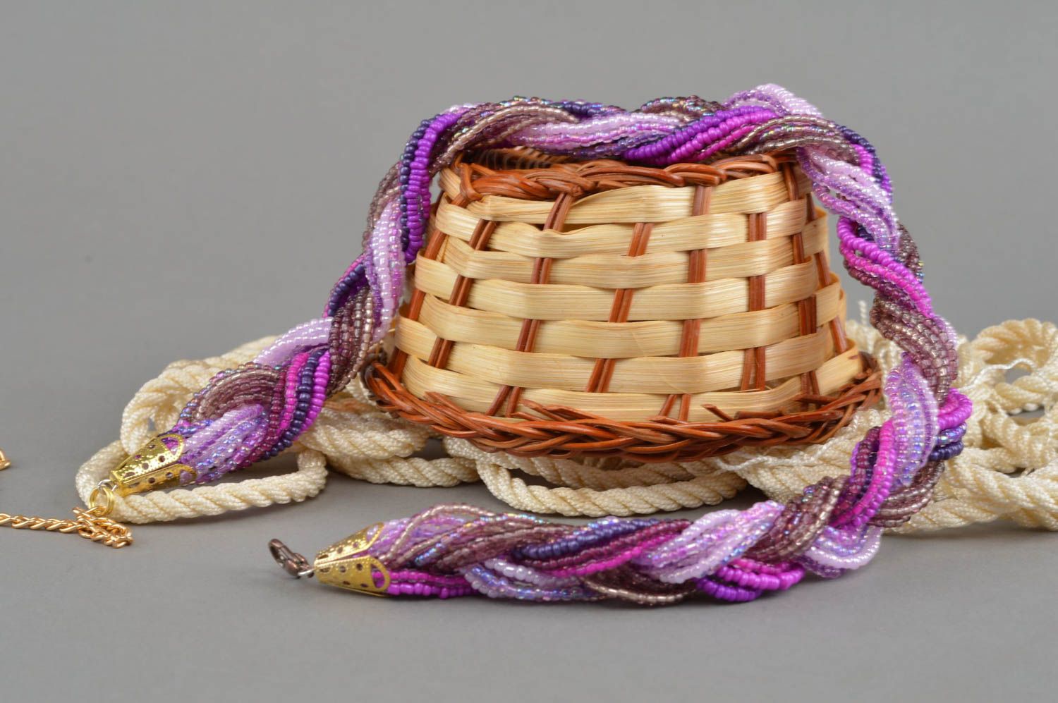 Joli collier en perles de rocaille tressé fait main accessoire violet design photo 1