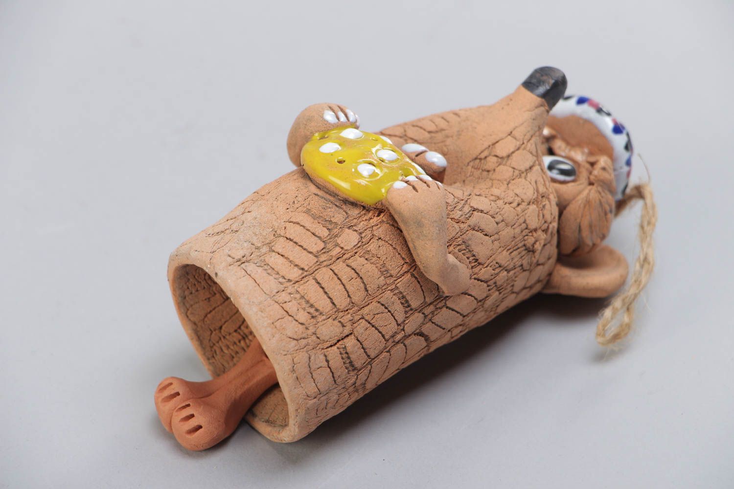 Petite clochette en céramique brune peinte faite main souris avec fromage photo 4