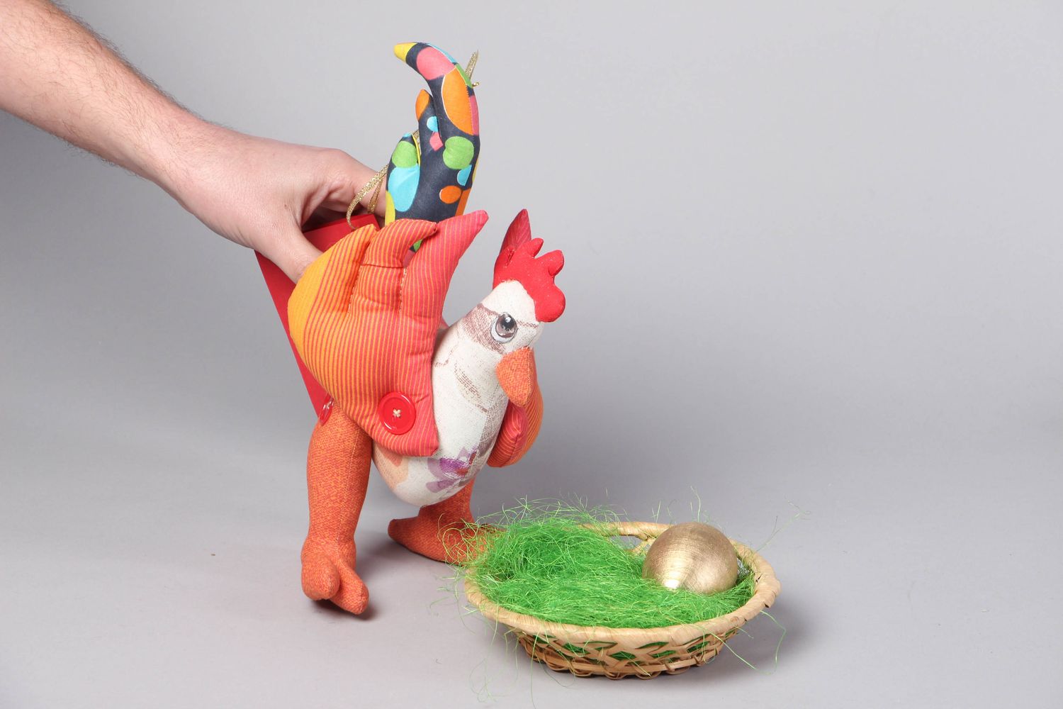Мягкая игрушка из ткани на подставке Курица в гнезде с яйцом фото 4