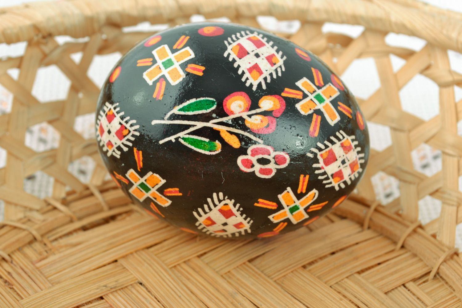 Пасхальное яйцо куриное с ручной росписью в восковой технике черное фото 1