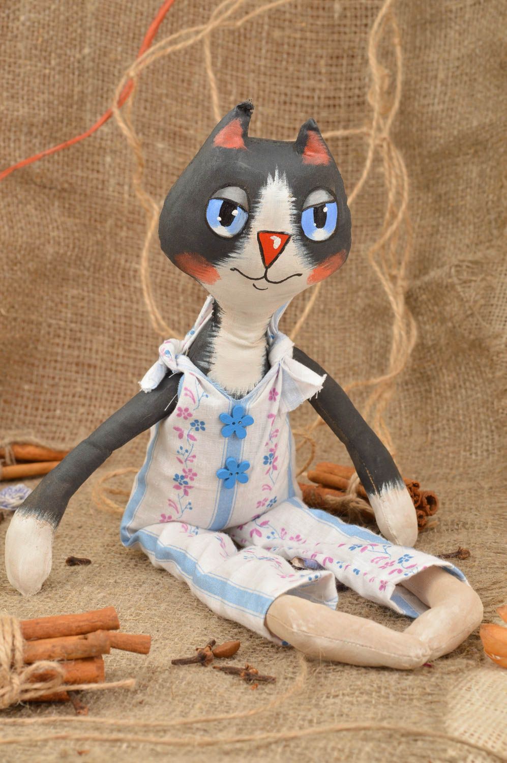 Brinquedo de tecido feito à mão de materiais hippoalergenicos gatinho em macacão foto 1