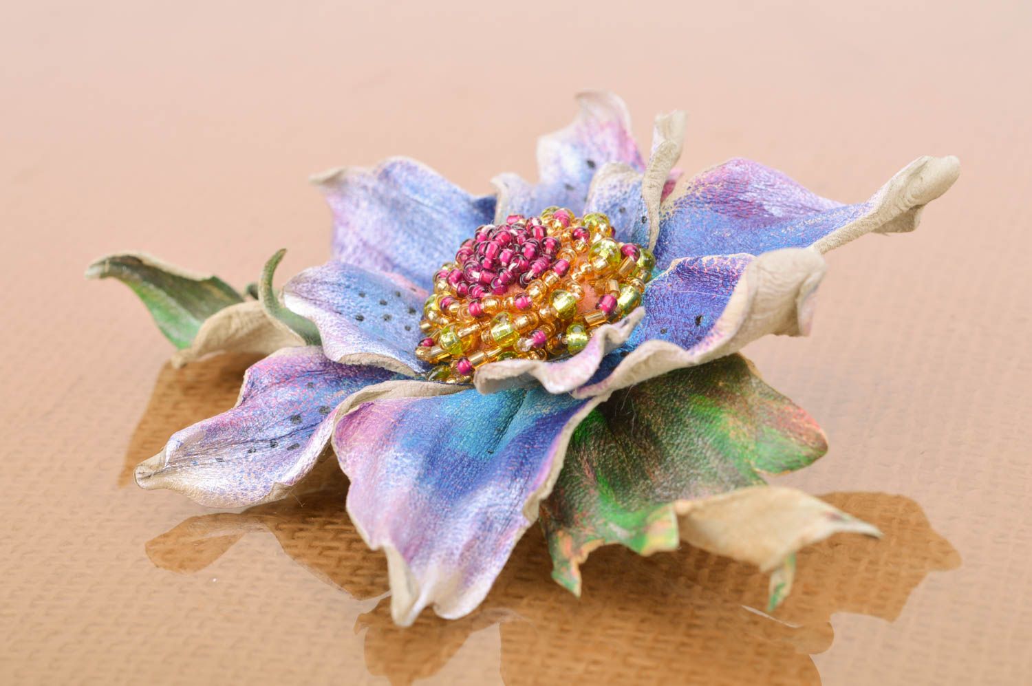 Broche-barrette en cuir faite main en forme de fleur de lys bijou pour femme photo 5