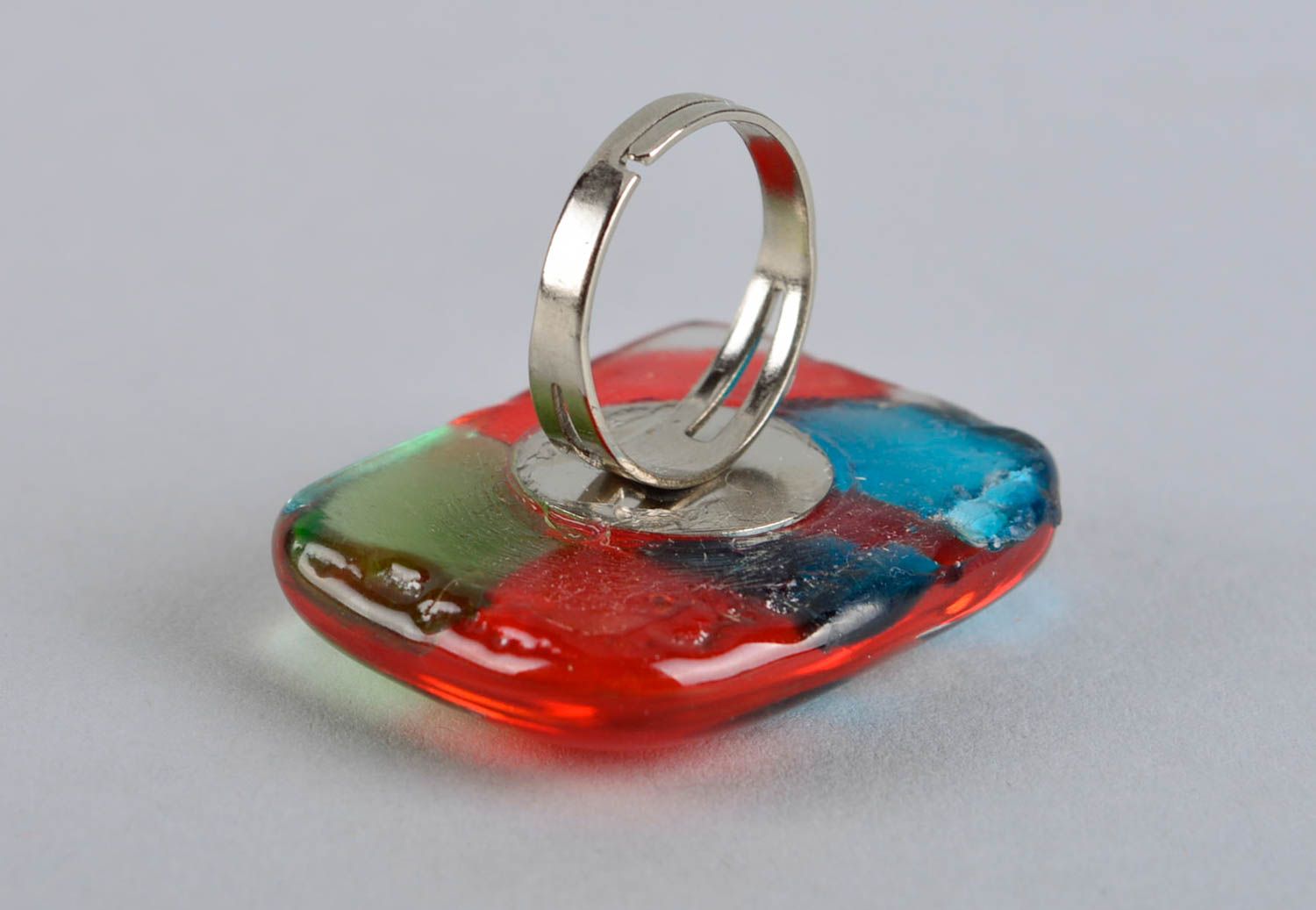 Кольцо ручной работы красивое кольцо украшение из стекла трехцветное стильное фото 5