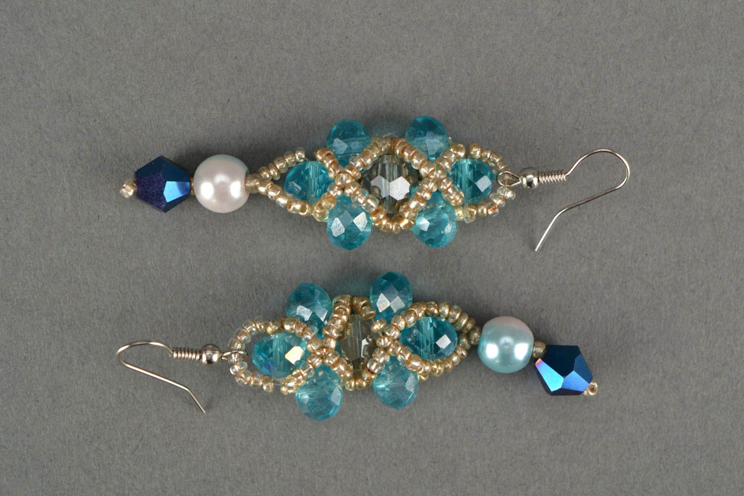 Handgemachte Ohrringe mit Glasperlen Blauer Kristall foto 3