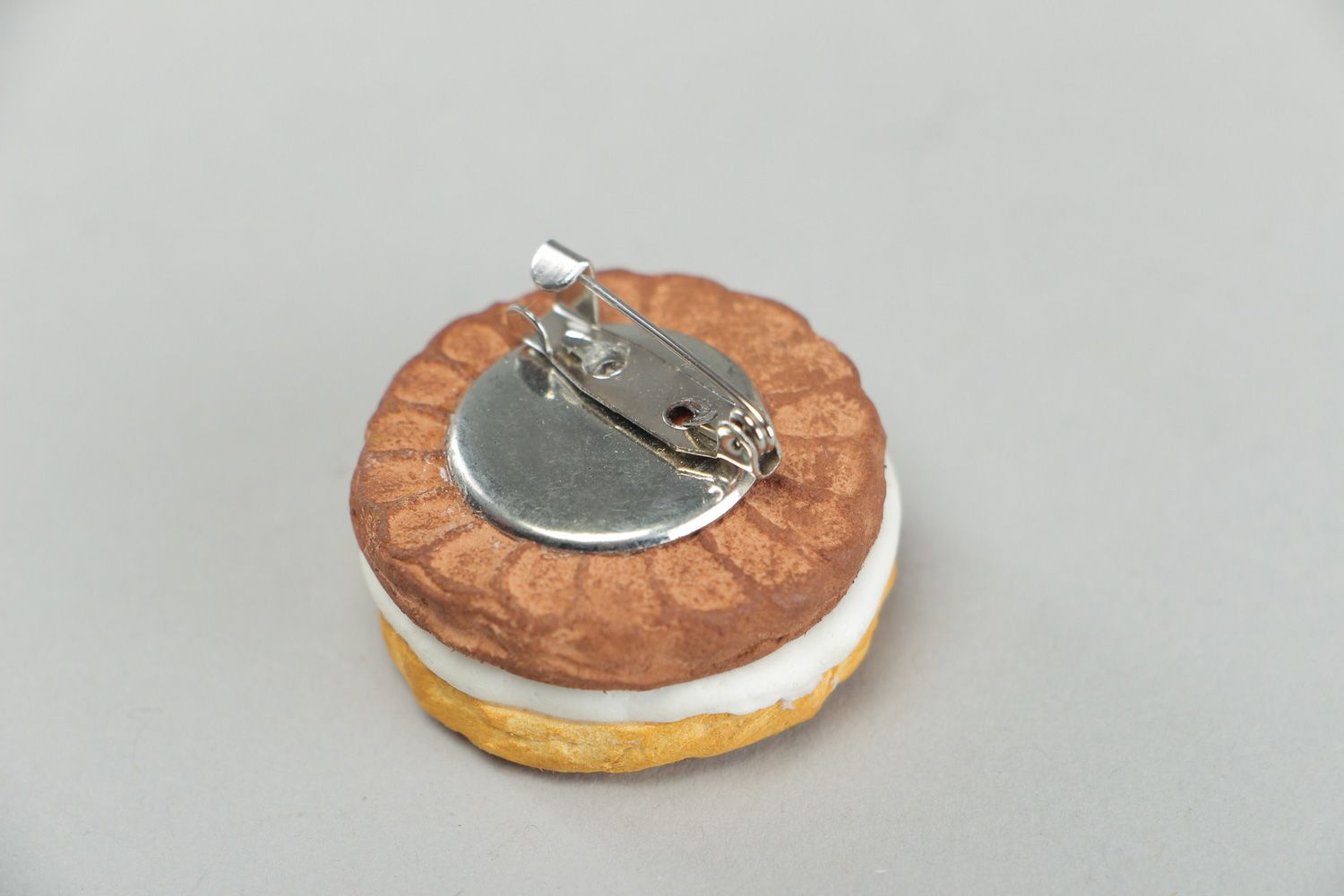 Broche de arcilla polimérica con forma de galleta artesanal foto 3