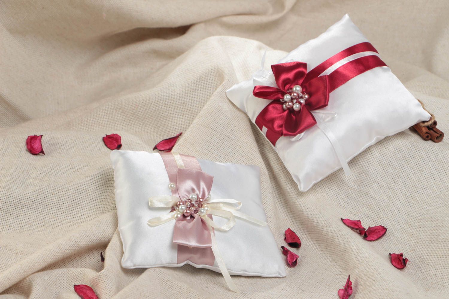 Набор свадебных подушечек для колец с бантиками из атласа ручной работы 2 штуки фото 1