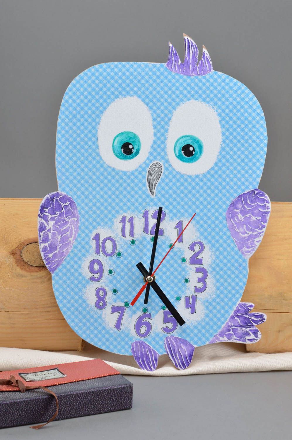 Часы в технике декупаж из фанеры в детскую в виде голубого попугая ручной работы фото 1