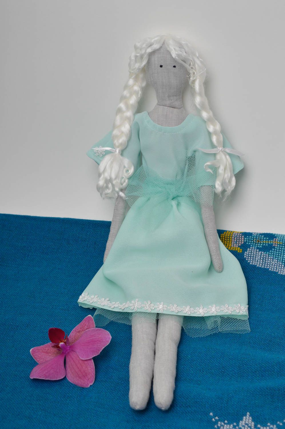 Muñeco artesanal con vestido celeste juguete original elemento decorativo foto 1